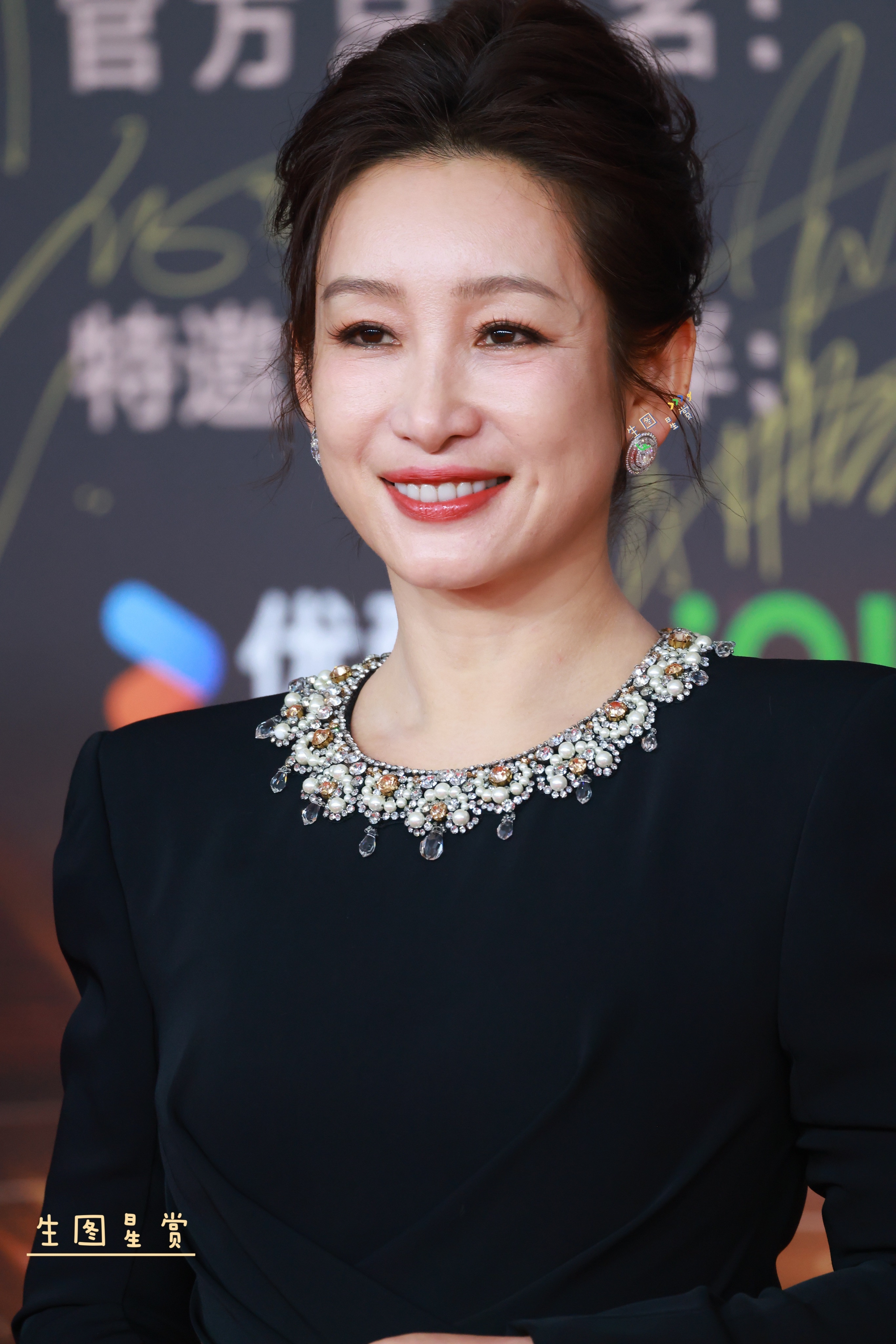 秦海璐微博视界大会红毯复古盘发妆造，优雅如斯🖤✨生万物​​​