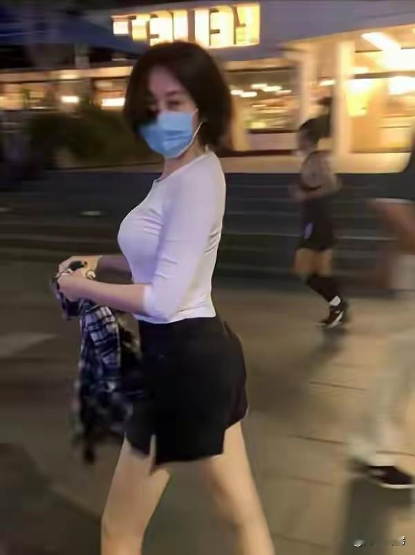 60岁的许晴不得不说，真的的太漂亮了，这才是真正的逆生长！这么多年过去，一点变化没有，身材像少女，脸
