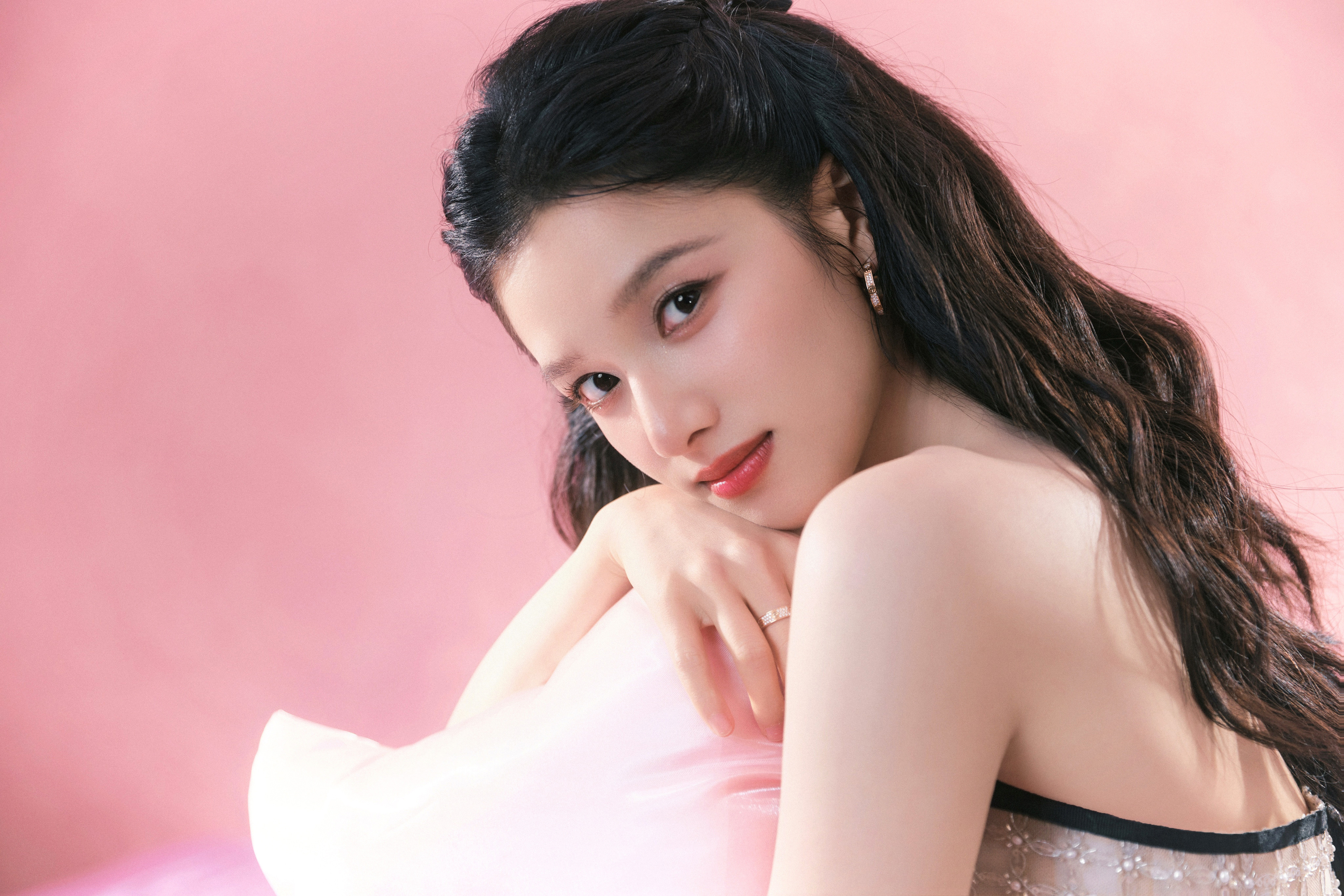 张婧仪裙摆缀满细碎星光，少女的温柔与明艳撞了个满怀，连空气都裹着甜糯的粉色泡