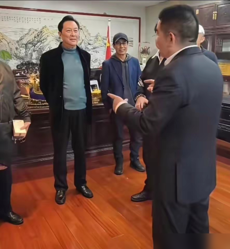 73岁唐国强，接短剧了，单集片酬30万。不用大导演，不用上星，成本几百万的竖屏短剧，他亲自上阵。片场