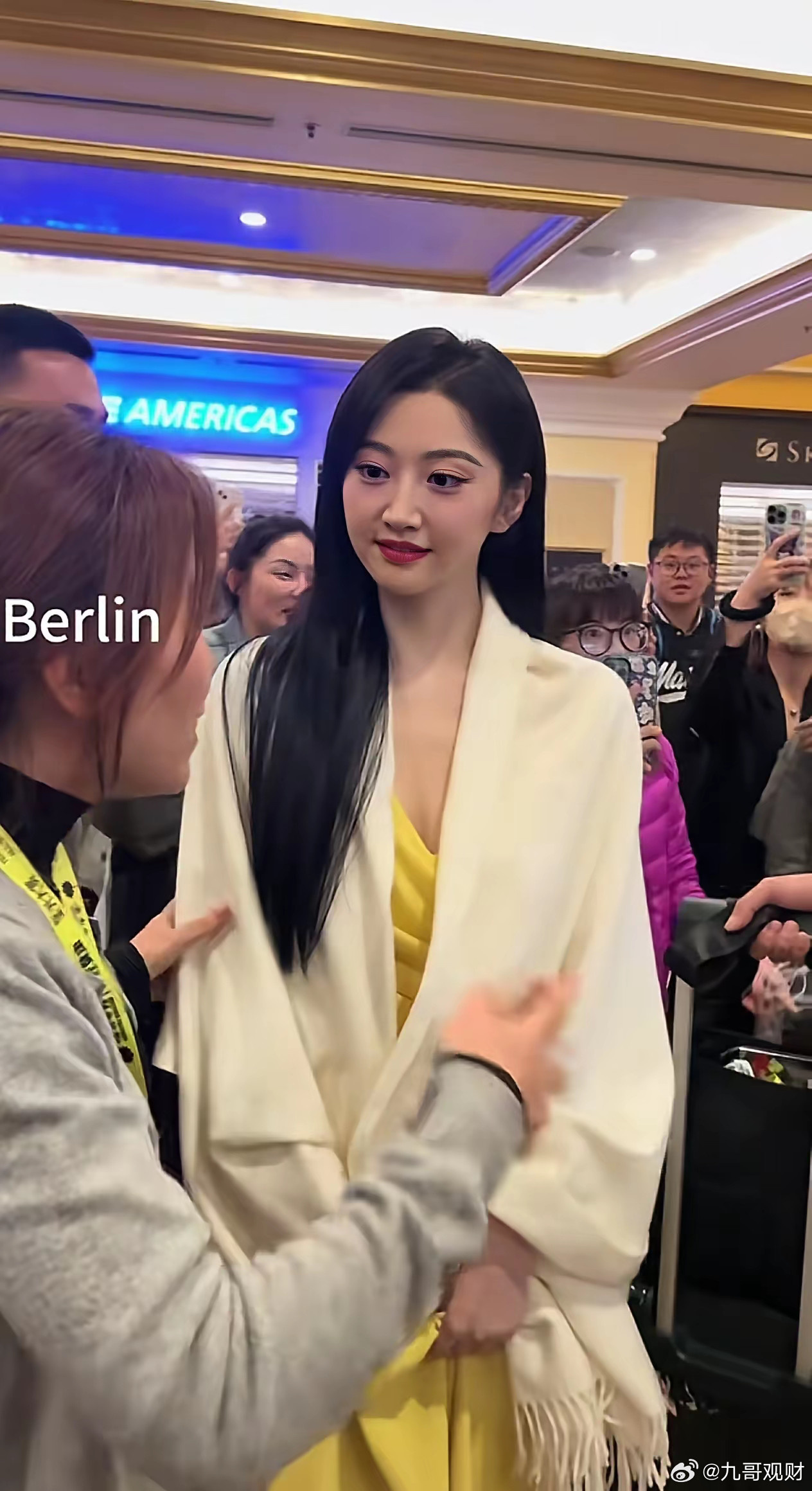 看了景甜出席活动时被前呼后拥人气爆棚的场面，感觉风波后的她比之前的人气更火爆了。很多网友看了这个视频