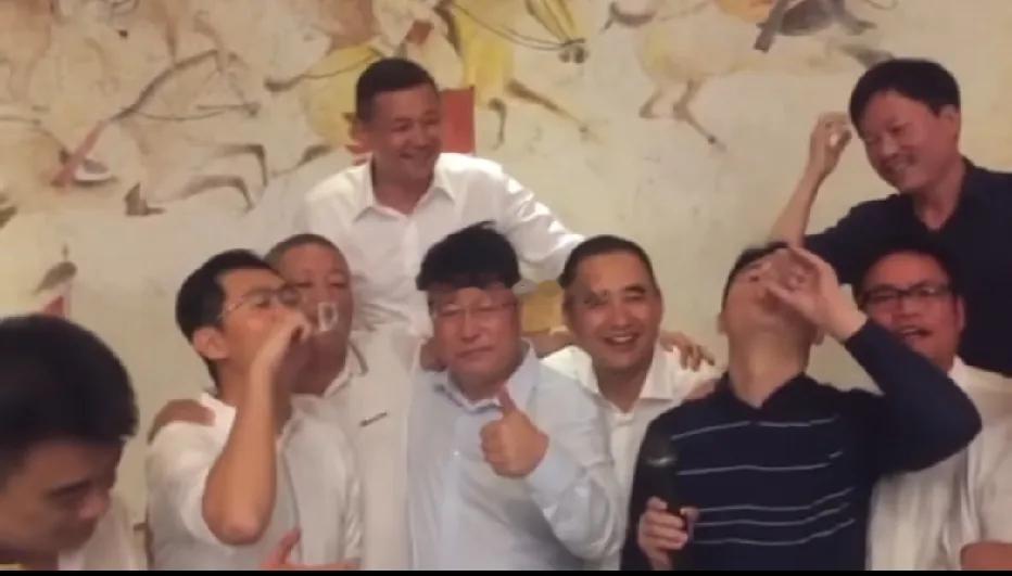 早年，刘强东与原紫光集团董事长赵伟国，马化腾等，一众商界大佬们聚餐，举杯共饮时的