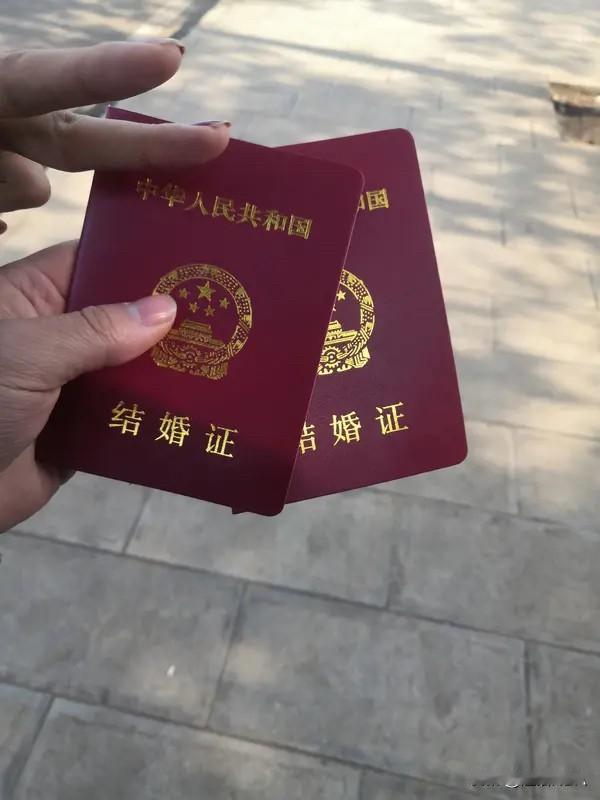 我认为可以从法律上来说关键点很明确：1.没领结婚证，不属于法律认可的合