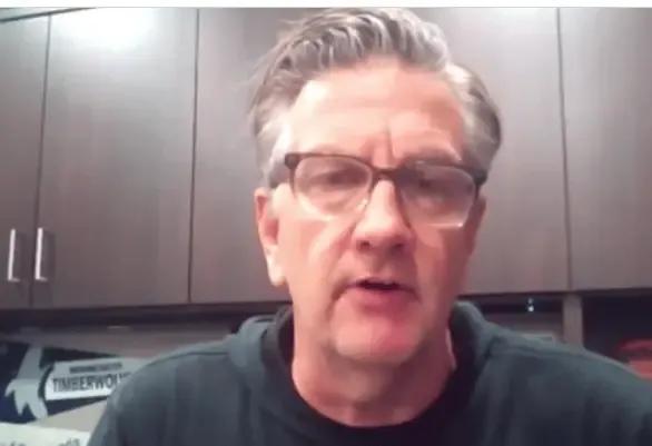 森林狼主教练暗讽联盟判罚，质疑裁判偏袒雷霆，四场比赛球队得不到一个无球犯规。目前