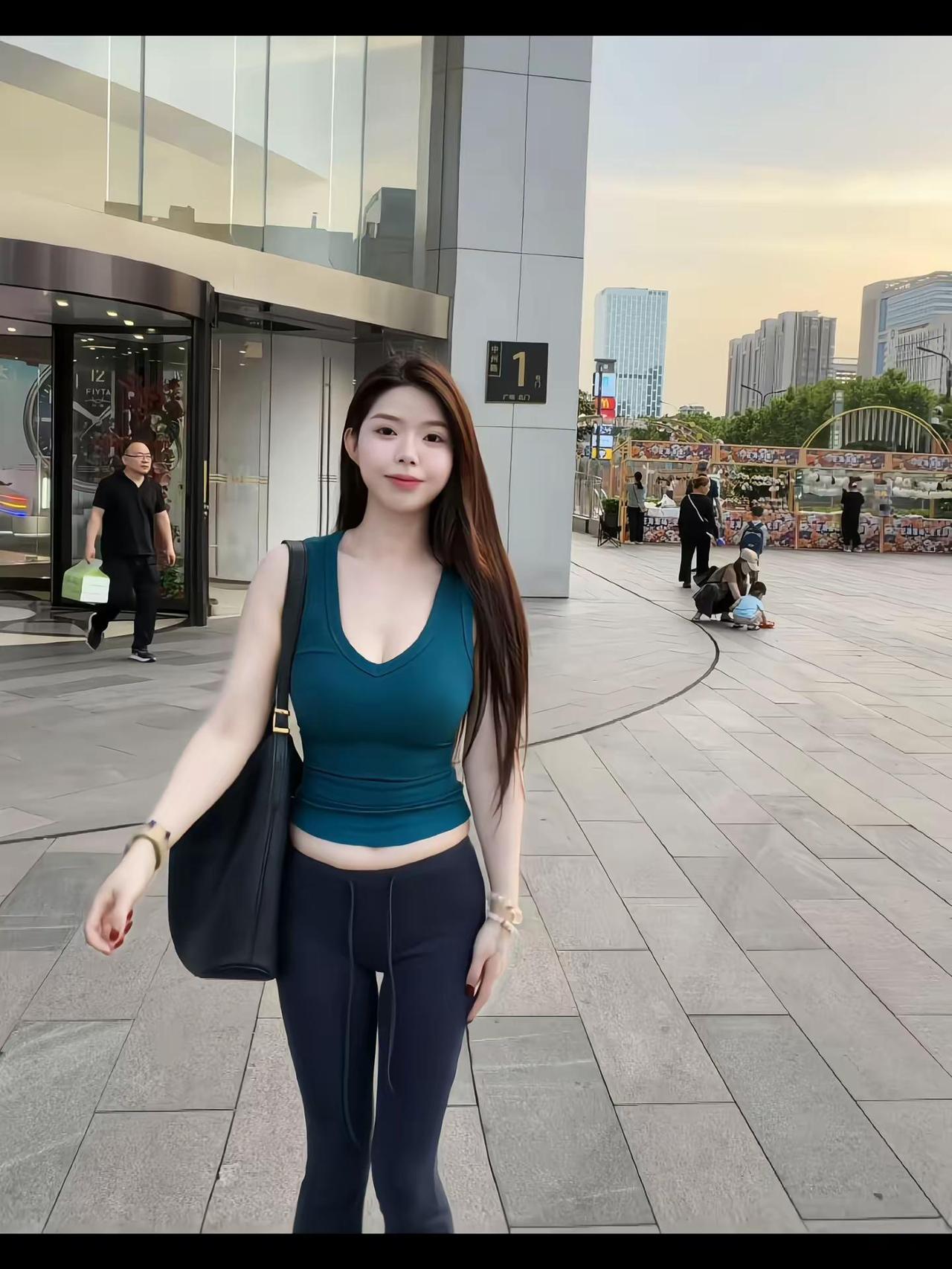 笑容可以给任何人，但真心我只想给你户外瑜伽裤穿搭户外街拍穿搭灵感日常穿搭自由