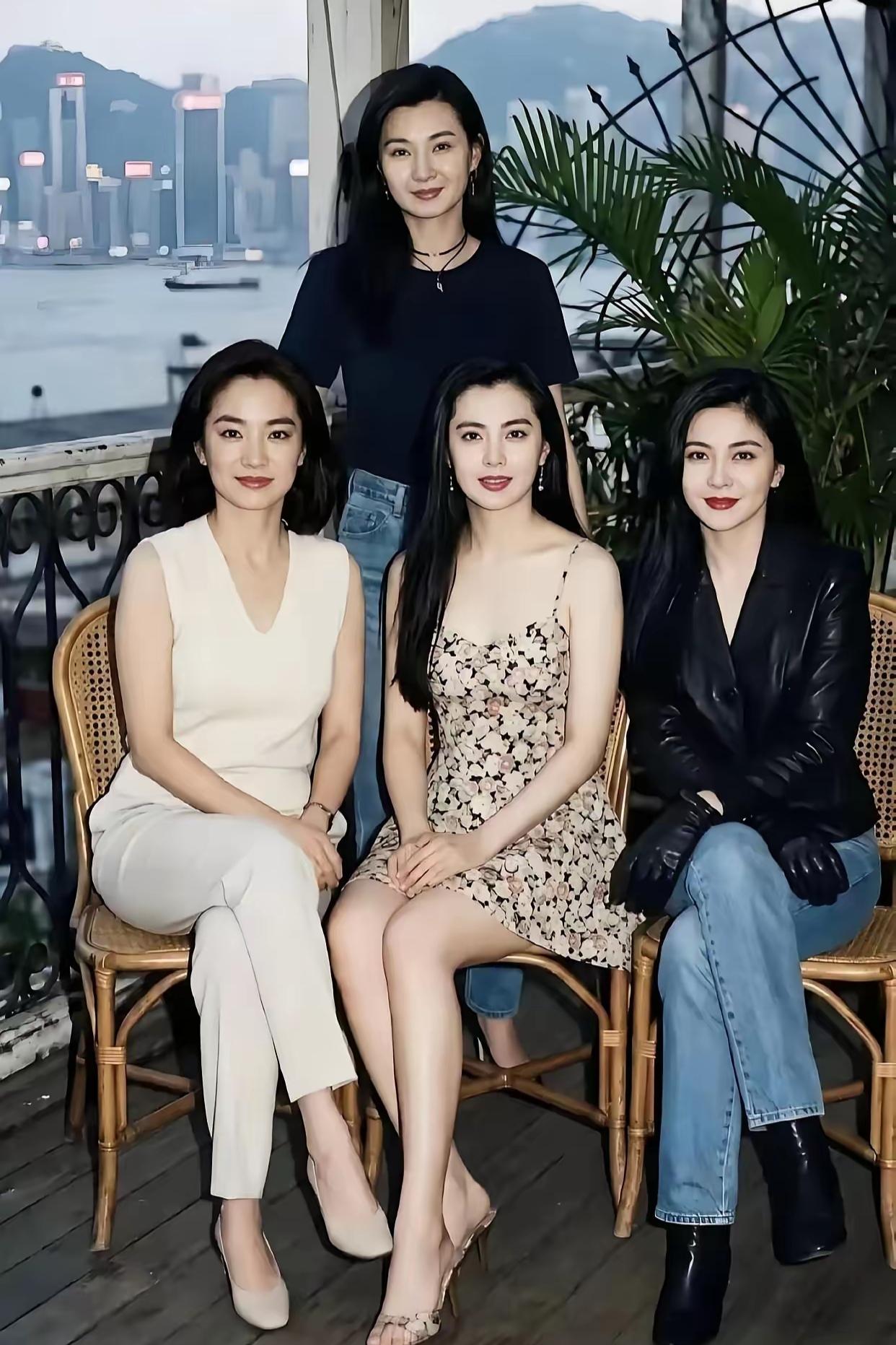 香港四大美女同框照实在是太美了，这里面就有一位是过的好幸福呀，其他三位感情至今
