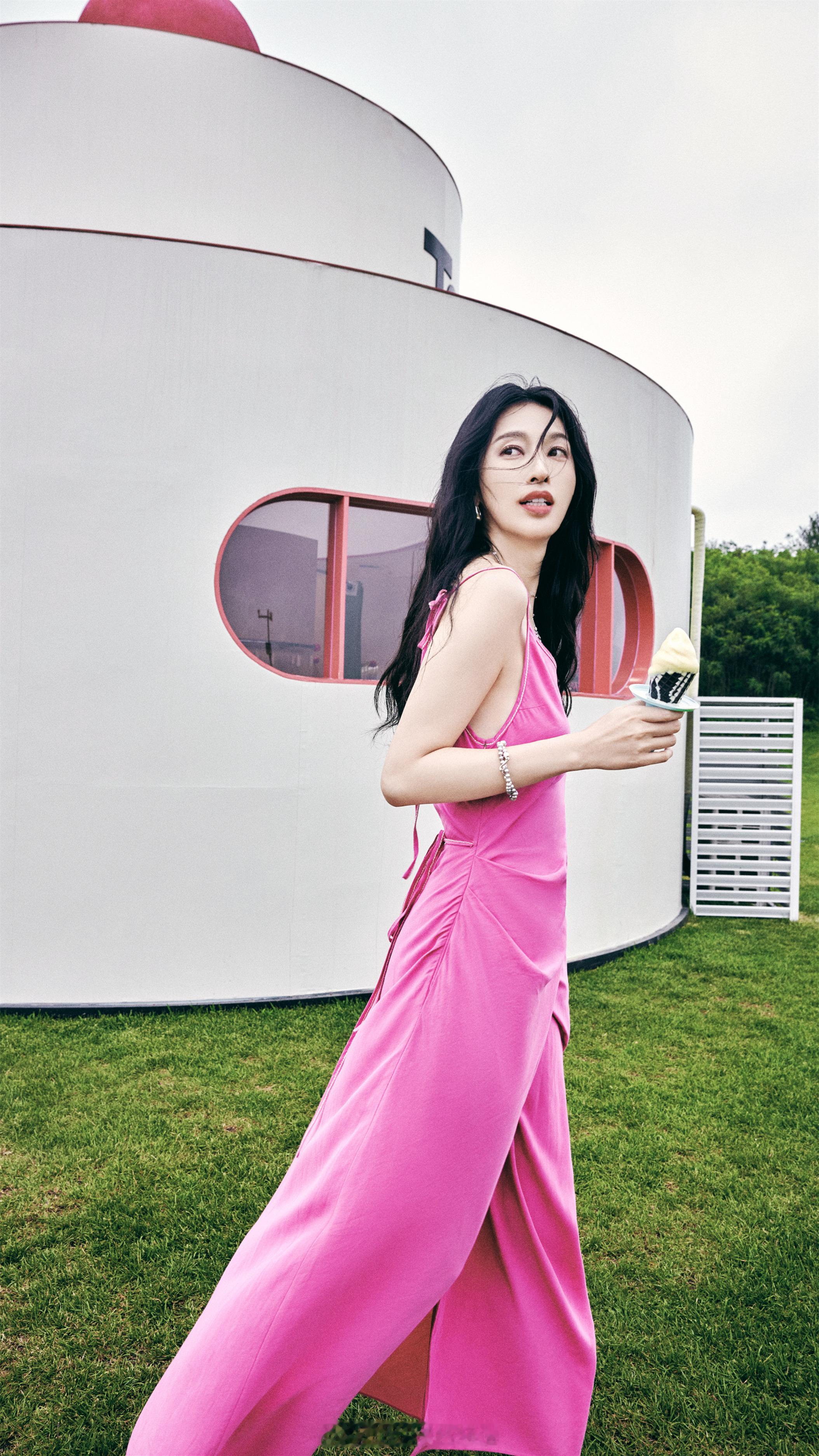 张俪粉色穿搭浪漫优雅