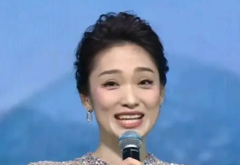三问金鸡奖开幕式，选主持人标准到底是什么？一问蓝羽是否该换换了？蓝羽的确是很