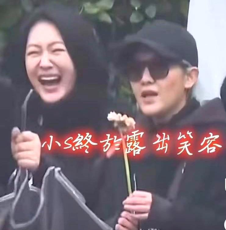 一场告别仪式，笑声竟然盖过了哭声。小S在大S的纪念雕像前，从哽咽到放声大笑，那