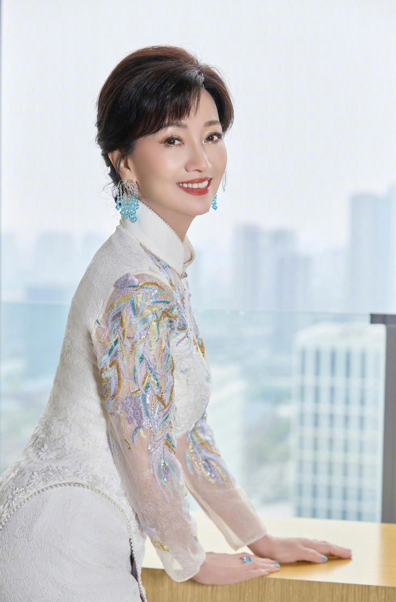 一袭凤纹旗袍，绣尽东方雅致意蕴，针脚婉转，彩线翻飞，灵动鸾凤于衣间翩然舒展，温婉