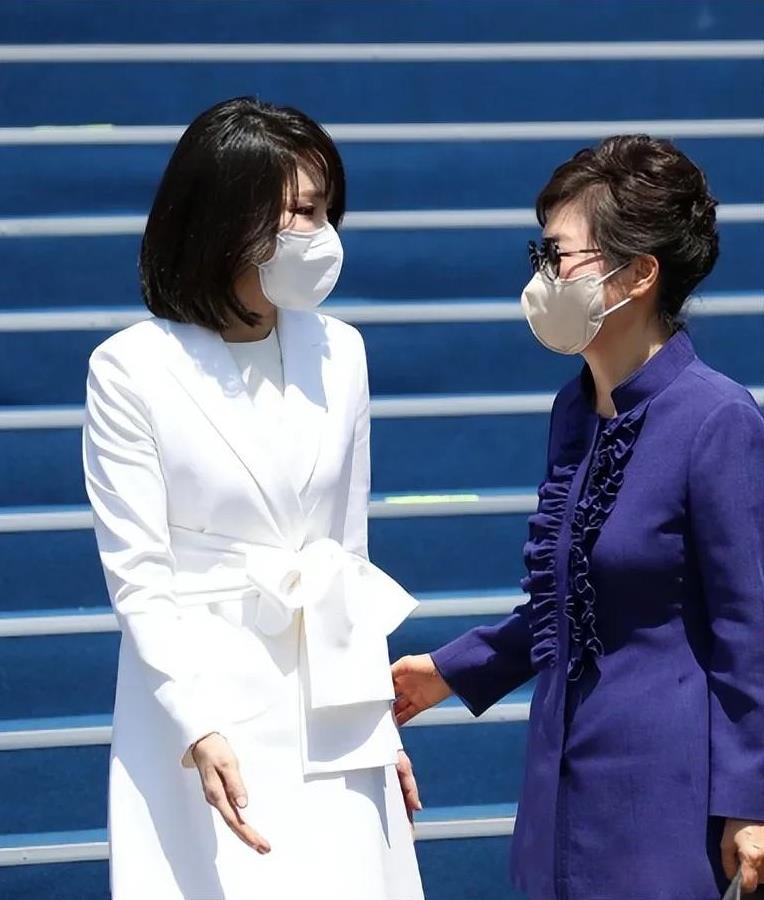 投票已经截止，可能朴槿惠又一次站错队了。李在明的支持率势不可挡，现在整个韩国的街