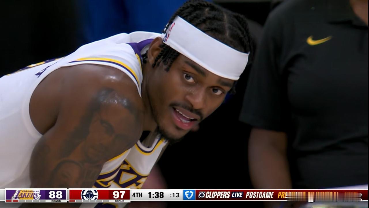 湖人悍将范德比尔特真是一个莽夫！在今天湖人客场以88：103不敌快船的比赛中，范