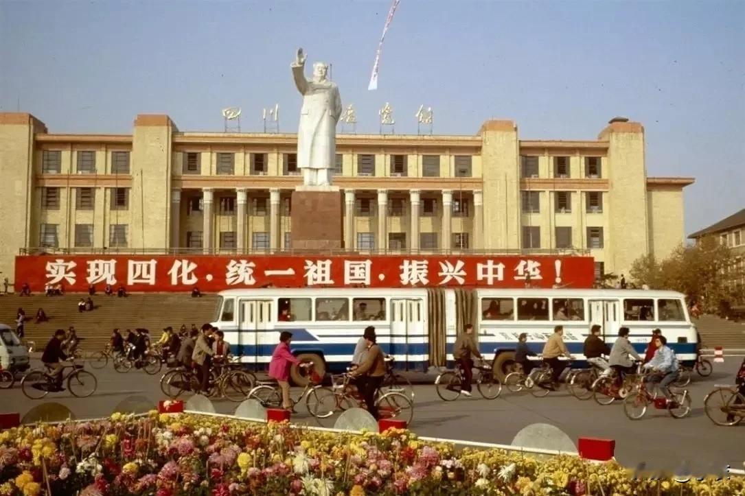 90年代的天府广场，那个时候的马路可以摆摊。1、3、5图90年代的成都天府广场天