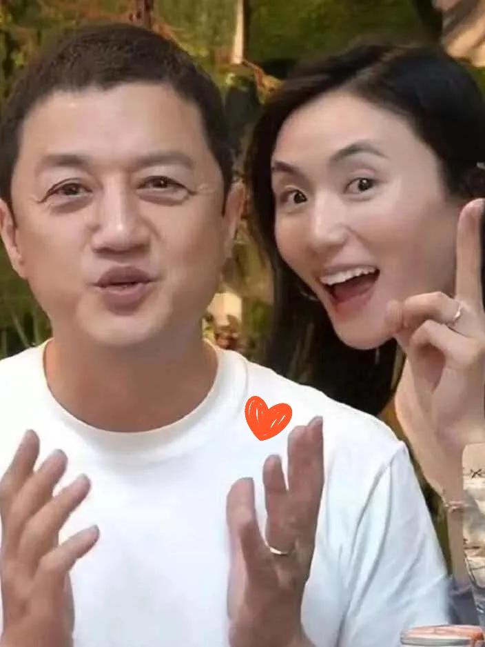 看了海哈金喜的直播，我发现了一个秘密，那就是李亚鹏并不喜欢海哈金喜，而是爱惨