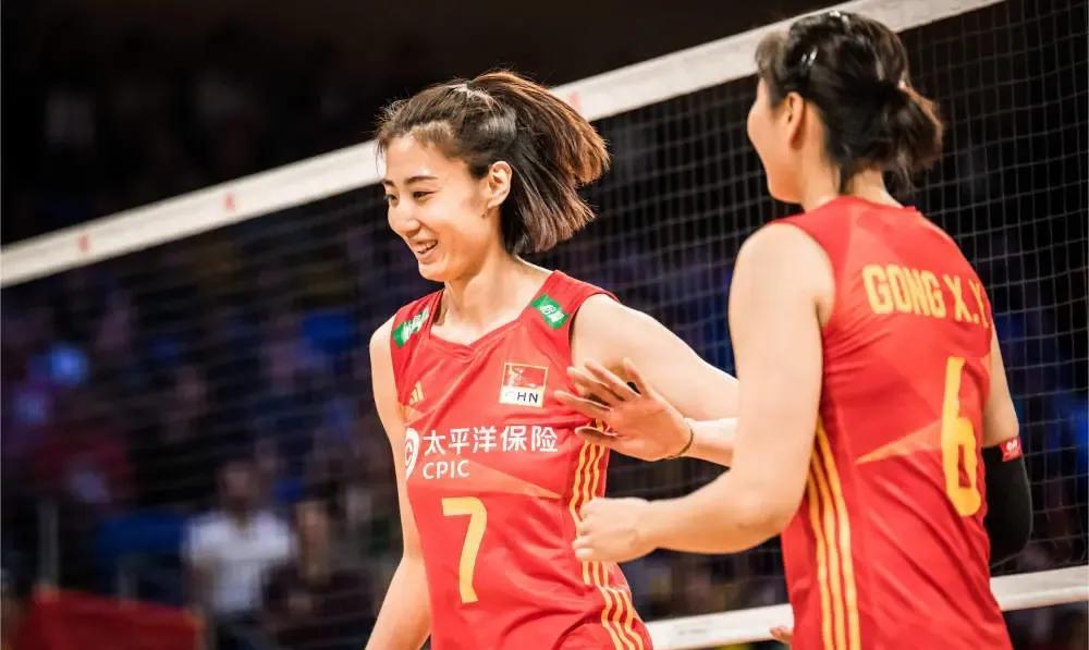 王媛媛:龚队，你伤到哪儿了？龚翔宇:我哪也没伤到。王媛媛:那你为什么躺在地上