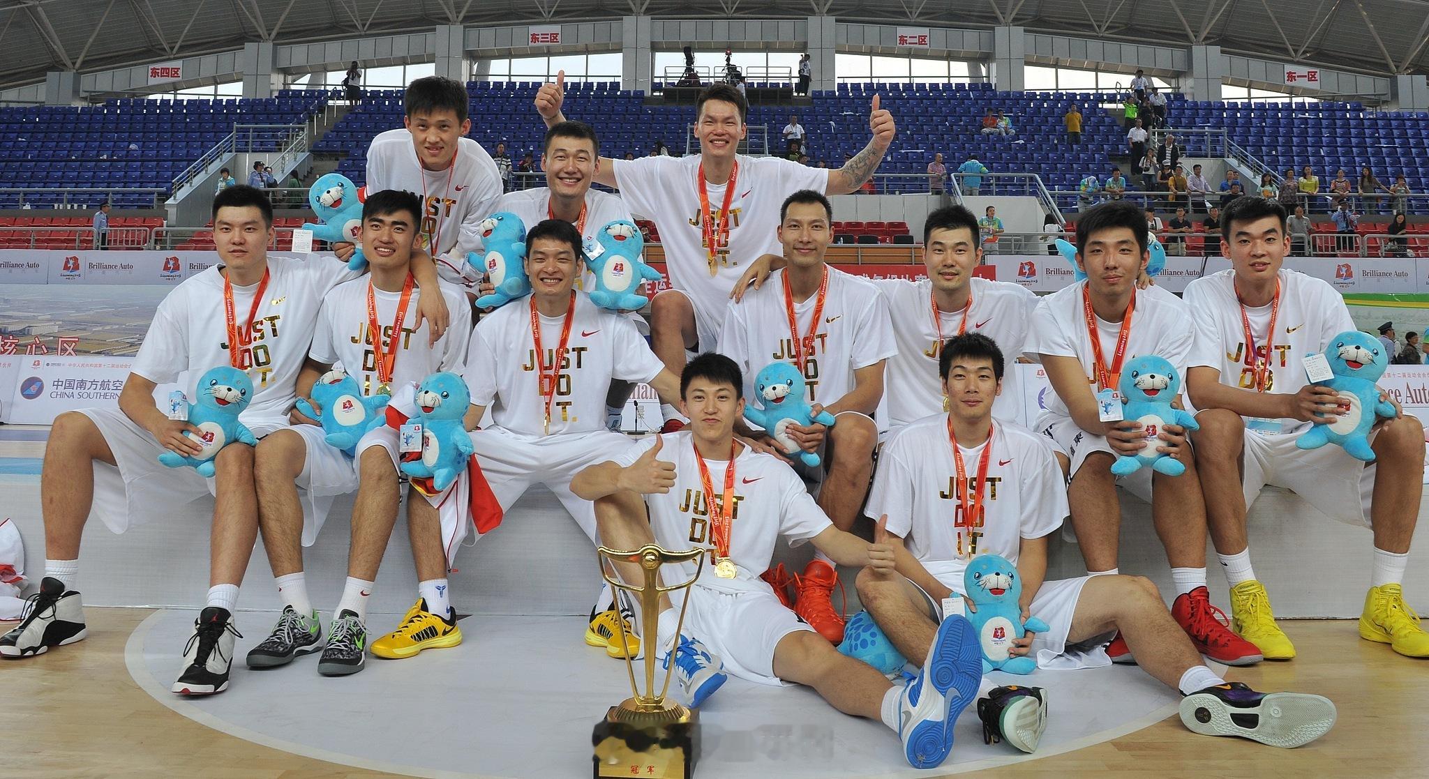 广东男篮上一次在全运夺冠，还是2013年，嗯，老周鹏这次还在！过去14届全运会，