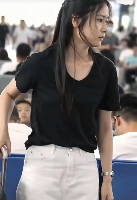 高铁“素衣女孩”火了！她没有美甲，没有项链，没有发染，没有纹身，没有华丽的穿着