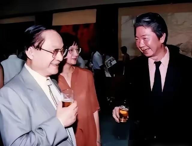 1976年是个大转折，52岁的金庸娶了小29岁的林乐怡，结果日子刚过顺溜，好哥们