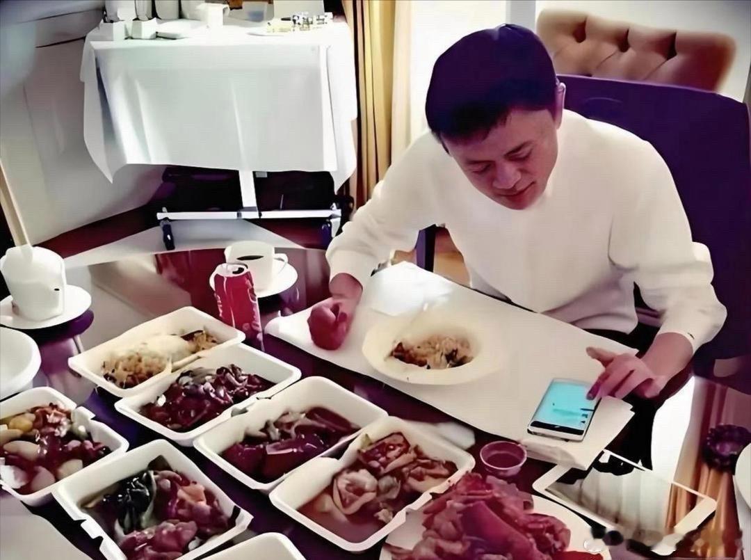 大佬干饭的差距。雷军简简单单，办公室工位干饭，一碗家常菜再加盒西瓜，餐具就简简单