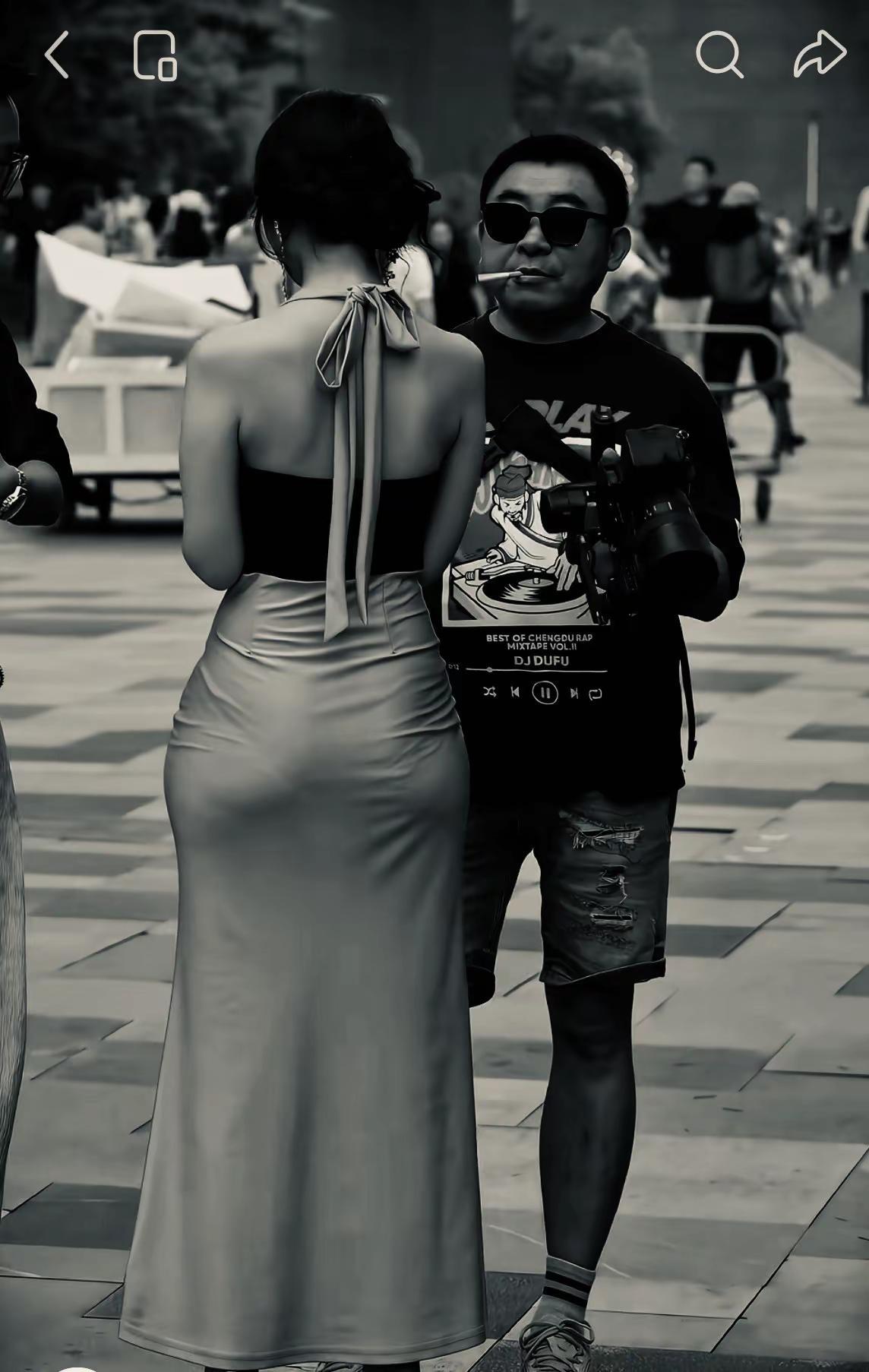 太美了。这身材，把摄影师都看得冒青烟啰看到一张黑白照片，画面里一位穿着露背长裙的