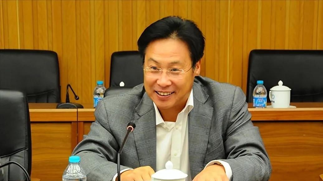 他把一家银行当成了自己的钱包，一天报销40万公款，涉案103亿，中国最贪银行董事