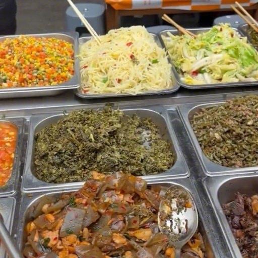 一对夫妻靠卖10元盒饭20年攒下两套房的新闻刷屏了。重庆朝天门的向可东、王志妍夫