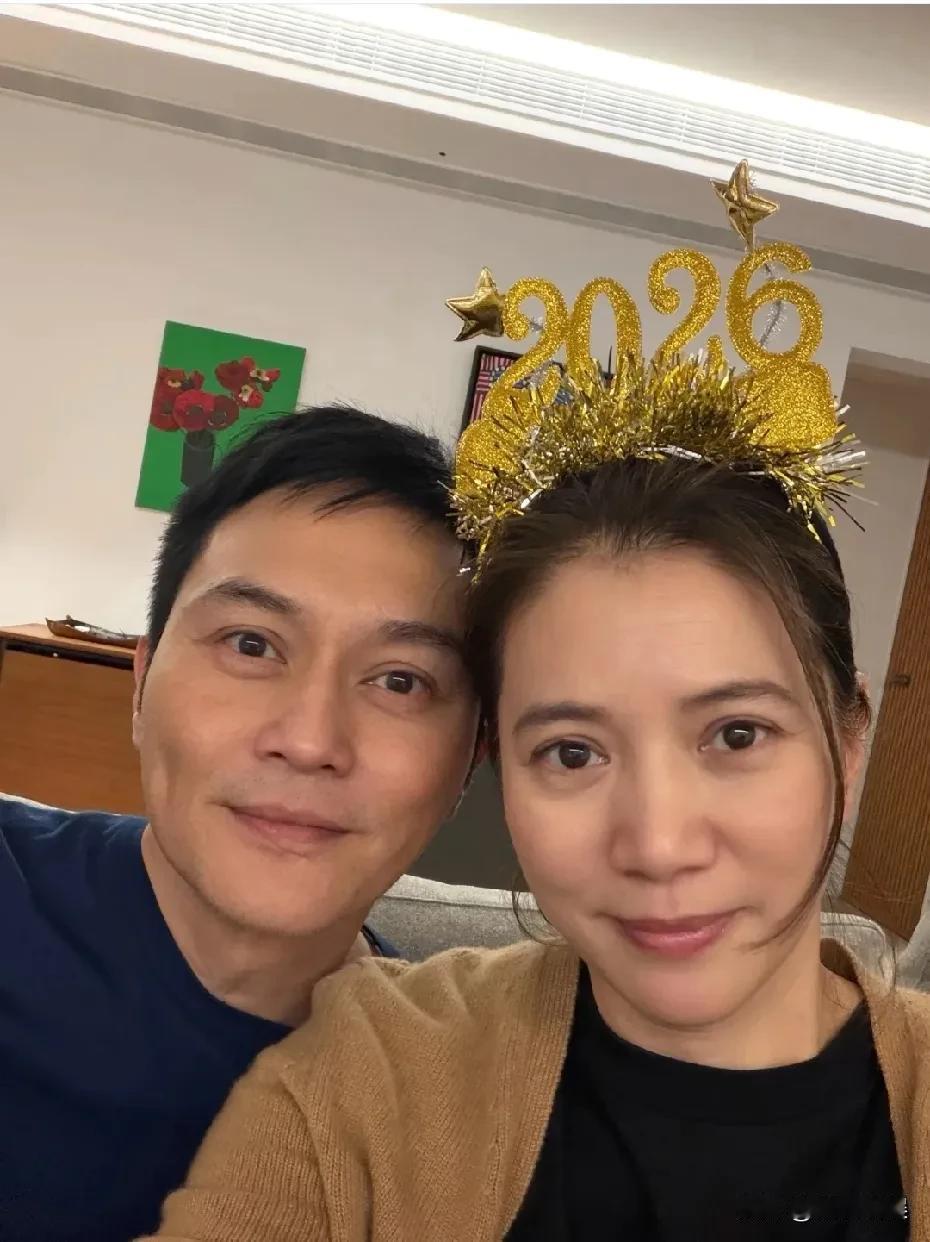 果然是漂亮的人有勇气啊，别人晒跨年照都是精修，这夫妻俩却选择素颜。[赞]袁咏仪