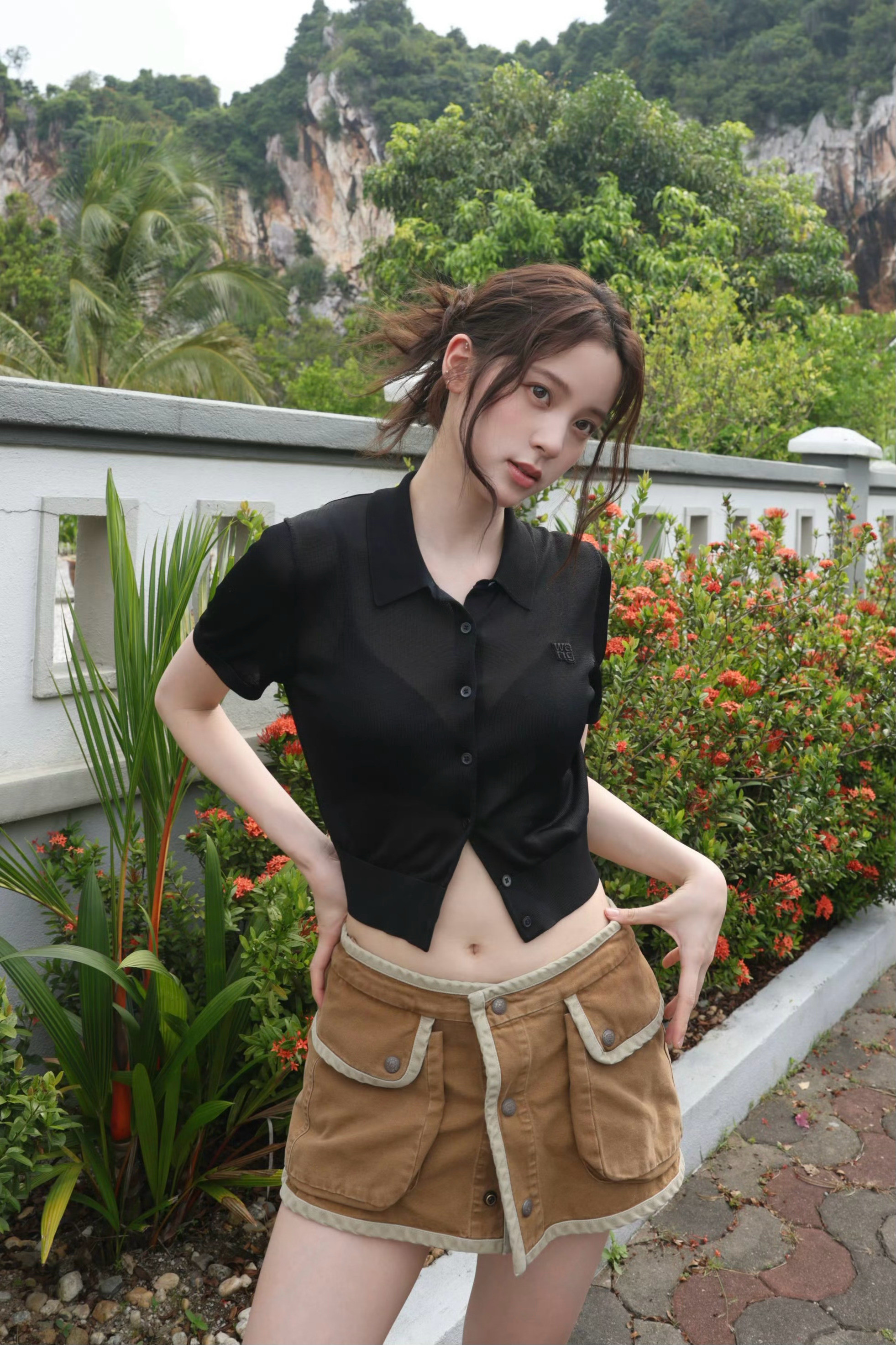 欧阳娜娜私服穿搭，黑色衬衫小短裙，甜美且慵懒。欧阳娜娜