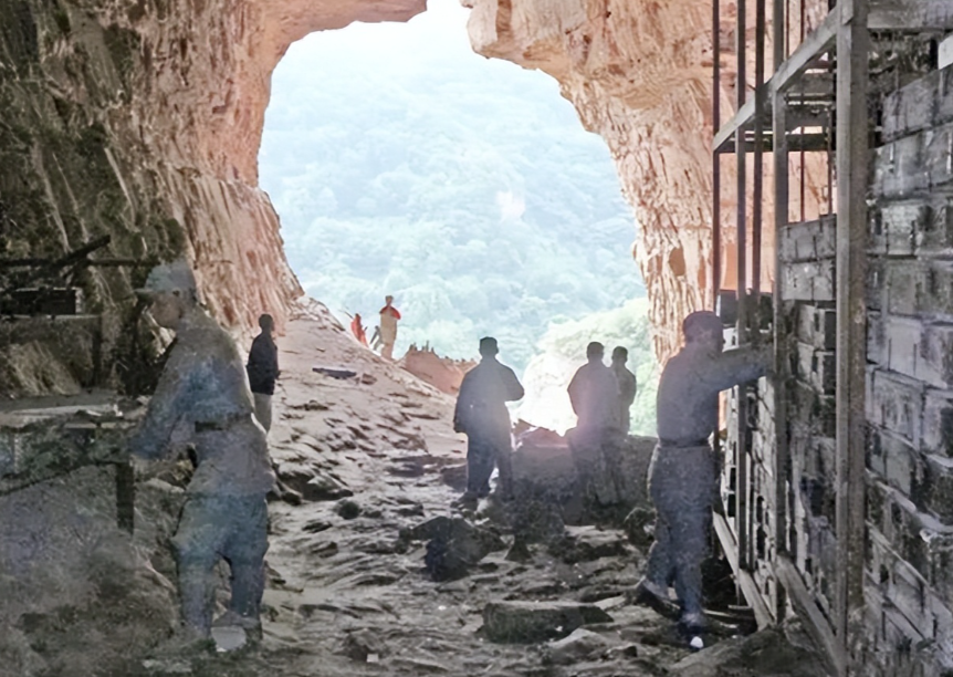 1940年，日军对八路军冀东根据地发动扫荡，一位村民被抓后故意带日军乱窜。然而，