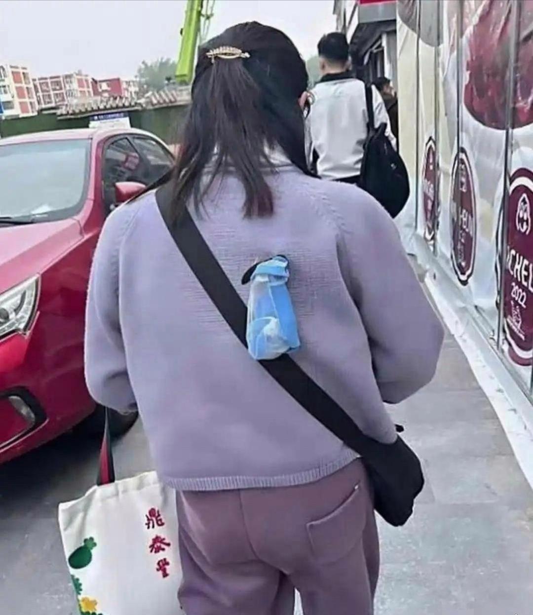 跟着她一路啦，我是提醒他还是不提醒他呢！