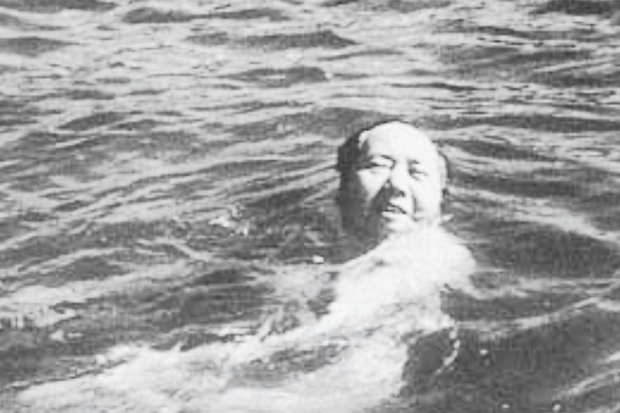 1957年，毛主席来到湖南长沙，要游湘江，省公安厅长李强先到下水点试水，却被草丛