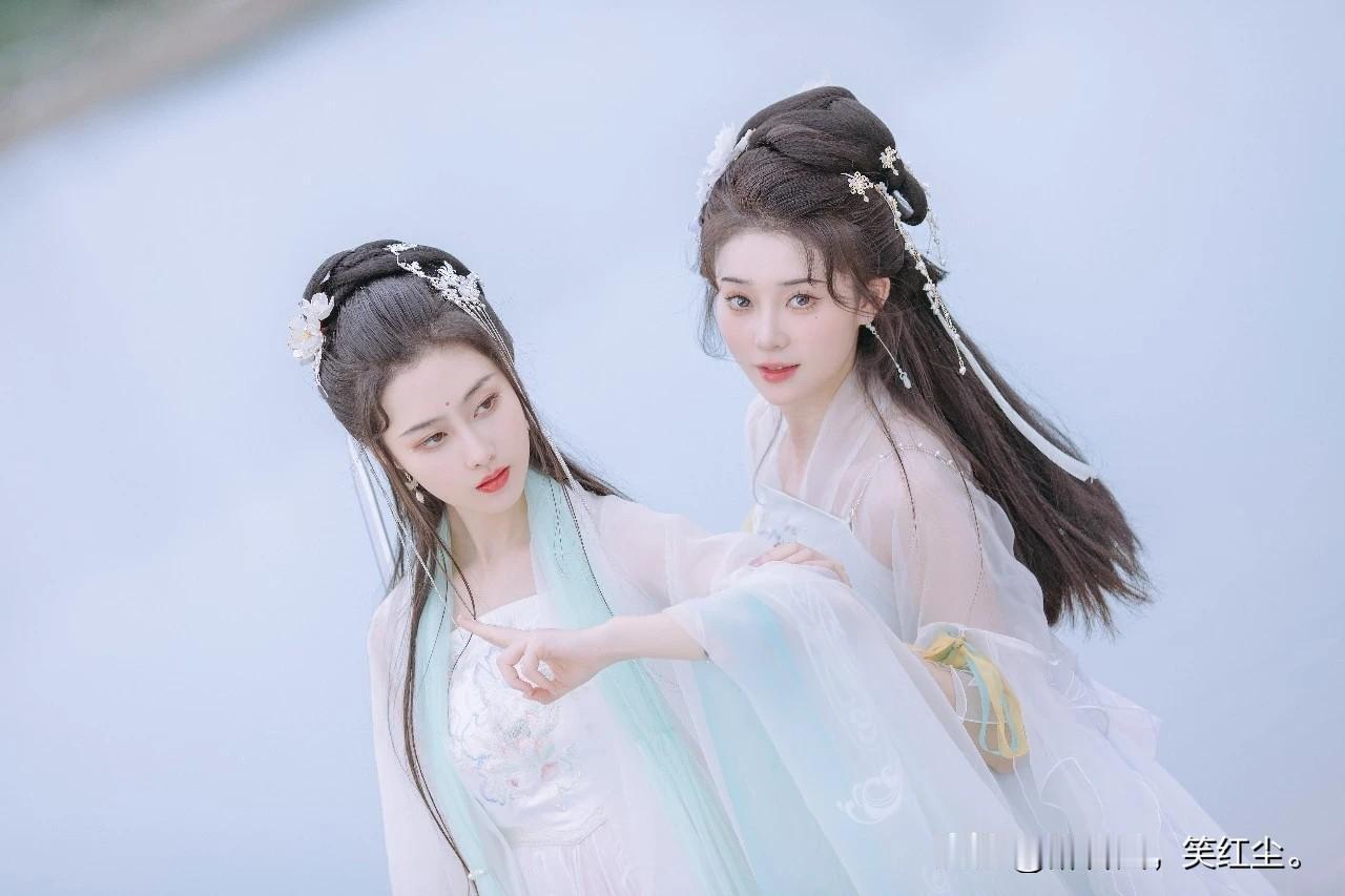 汉服佳人｜湖畔双姝汉服比翼，轻纱大袖仗剑起舞湖边汉服美人双姝古风