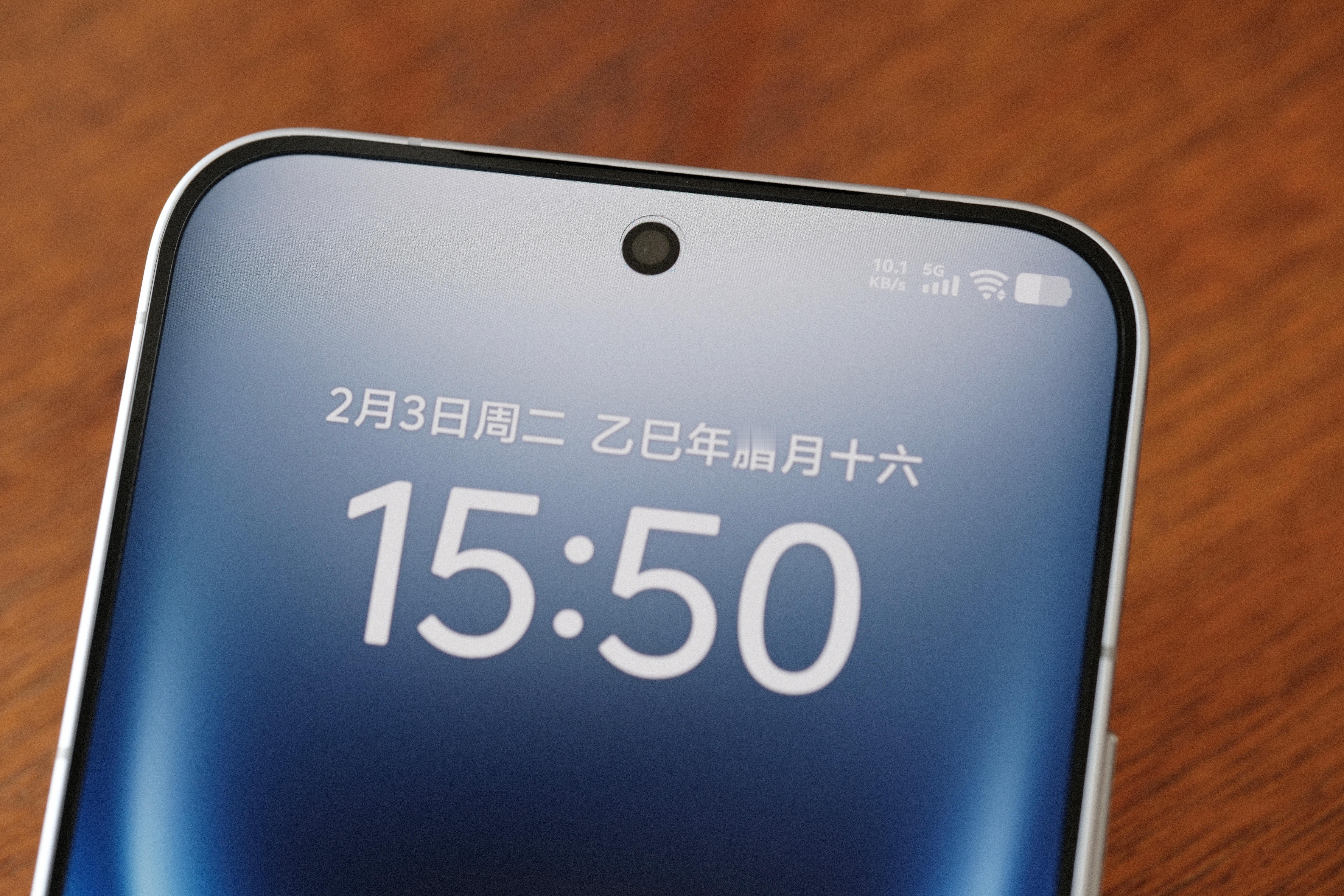 分享一组iQOO15Ultra「2049」实拍图，整机真的太帅了，无比喜欢。