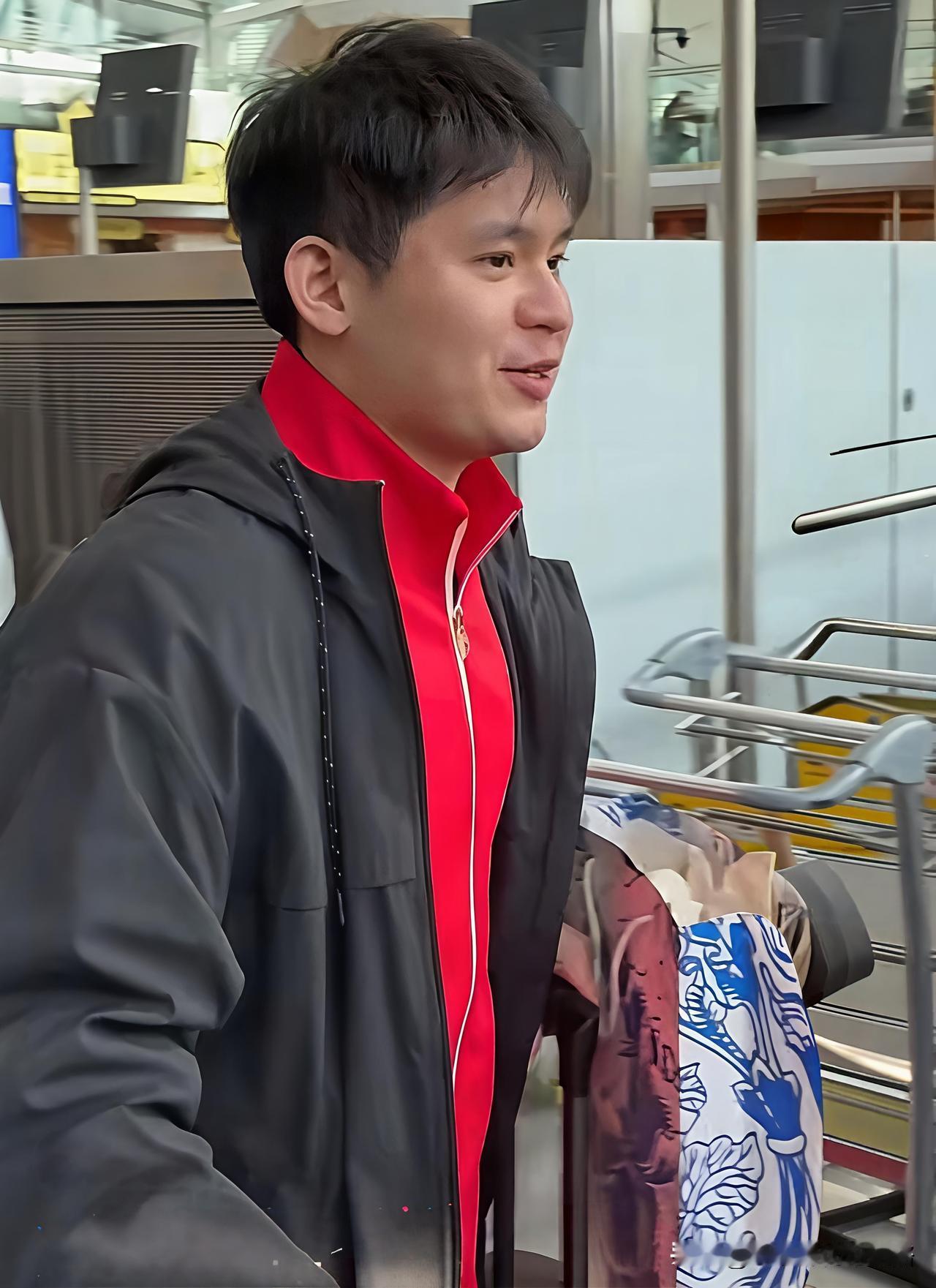 林诗栋归来，笑的很开心。其实他还是个孩子，开心了就笑，激动了就哭，谁让他是最小