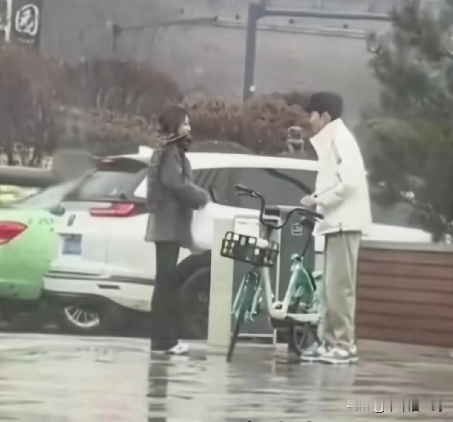 外面下着大雨，一个男孩骑车给女孩送水果，在路边，女孩接受了。可是当男孩走了以后，