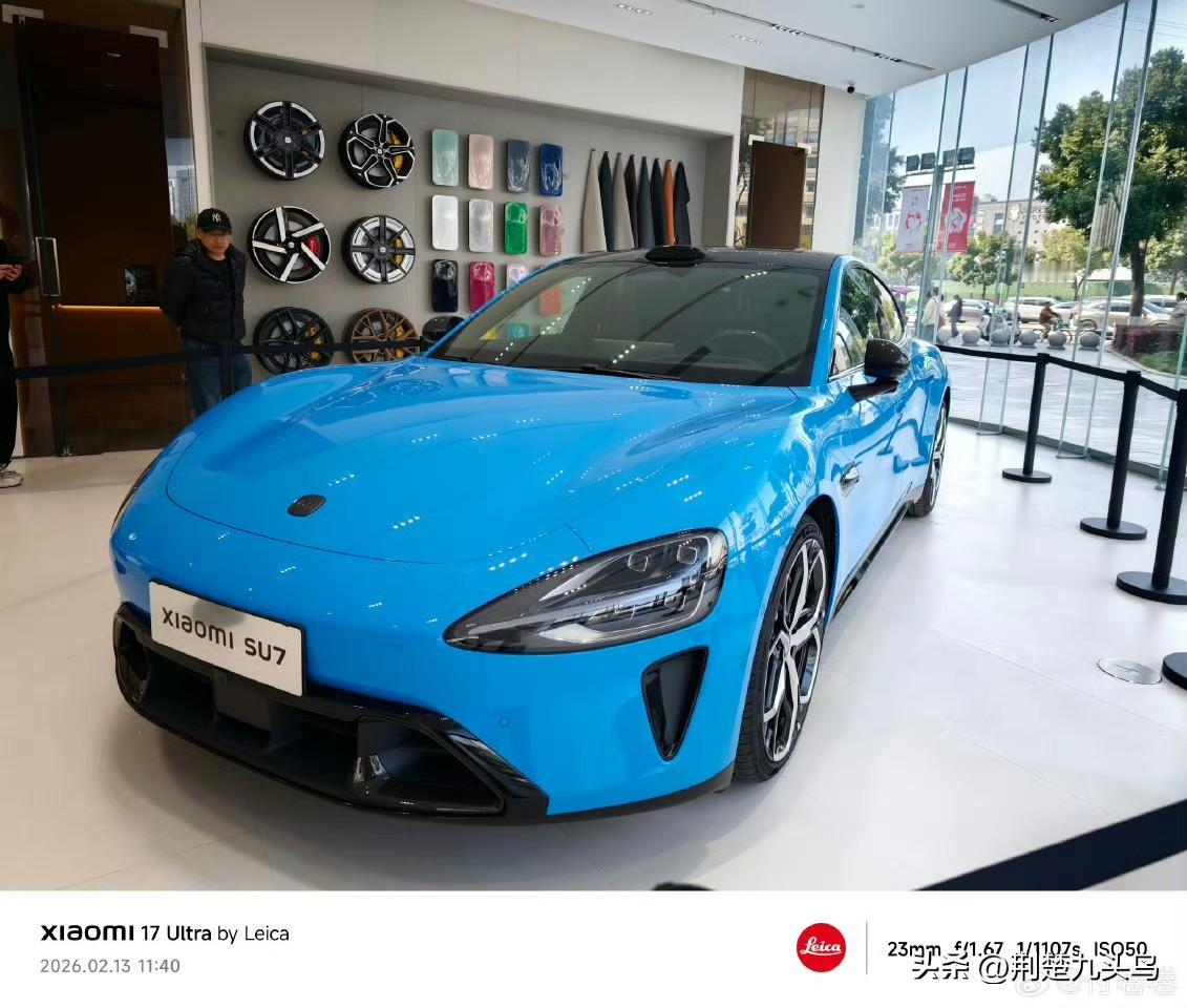 又来看新SU7了，想给小米汽车提点意见……静态展示不让上车不让看内饰，为了给