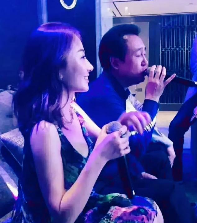 刷到2016年许家印和恒大歌舞团成员唱K的老照片，突然好奇：当年