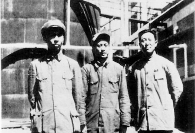 1956年，毛主席接见徐州地委书记时，忽然问他：“四”下面加个“南”是什么字？地