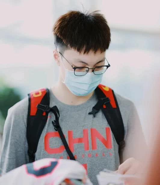 胡明轩徐杰，如果能进亚洲杯十二人名单，打正赛的时候，你们一定要记住，上场了，别传