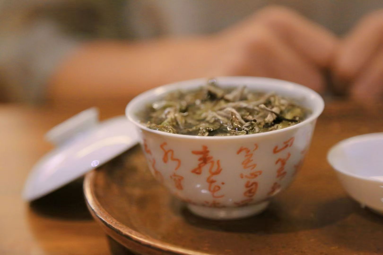 茶道白牡丹取一芽一叶、一芽两叶为原料，介于白毫银针与寿眉之间，芽叶相连，形似