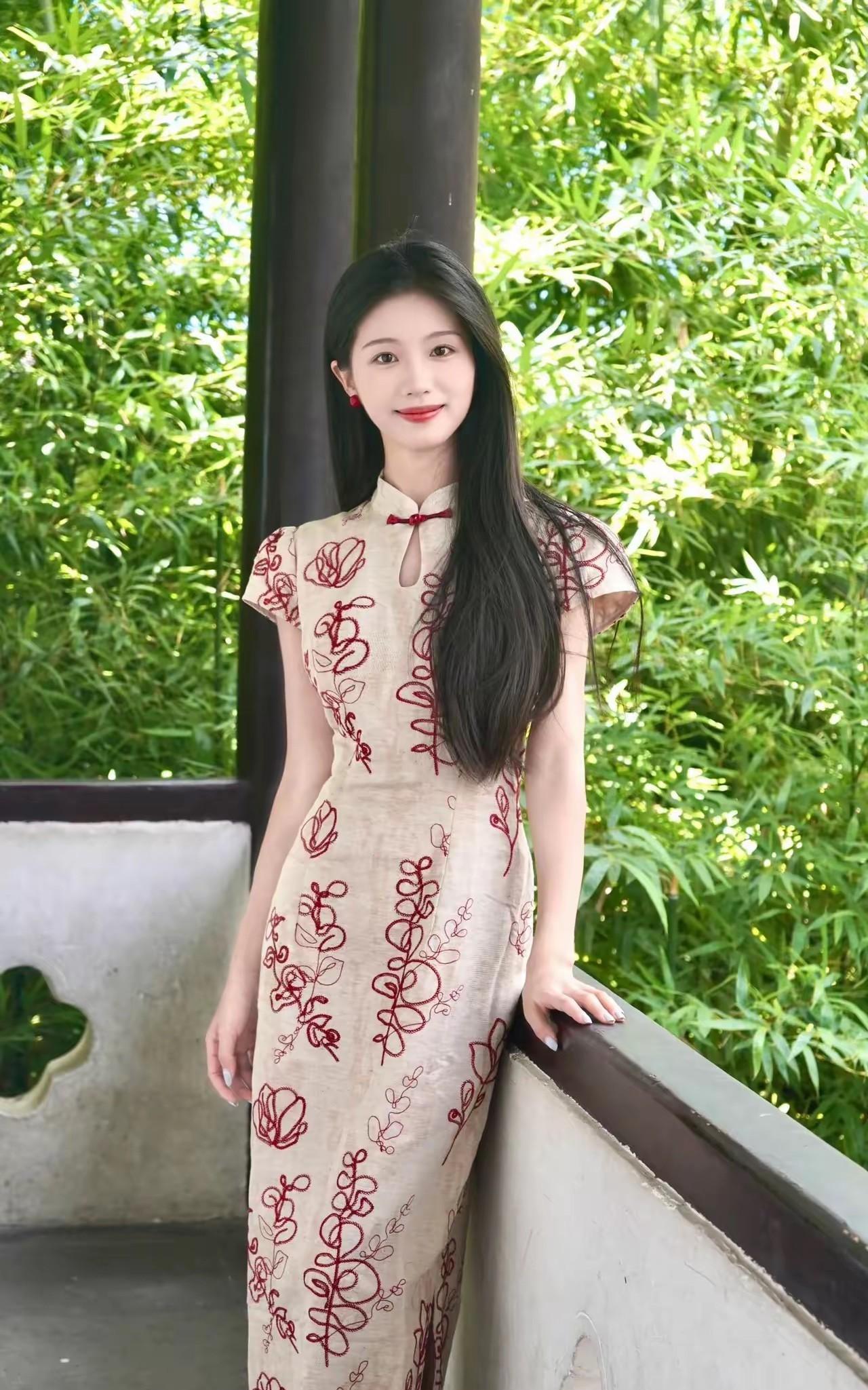 优雅的旗袍，绿意盎然的竹林，尽显东方韵味。