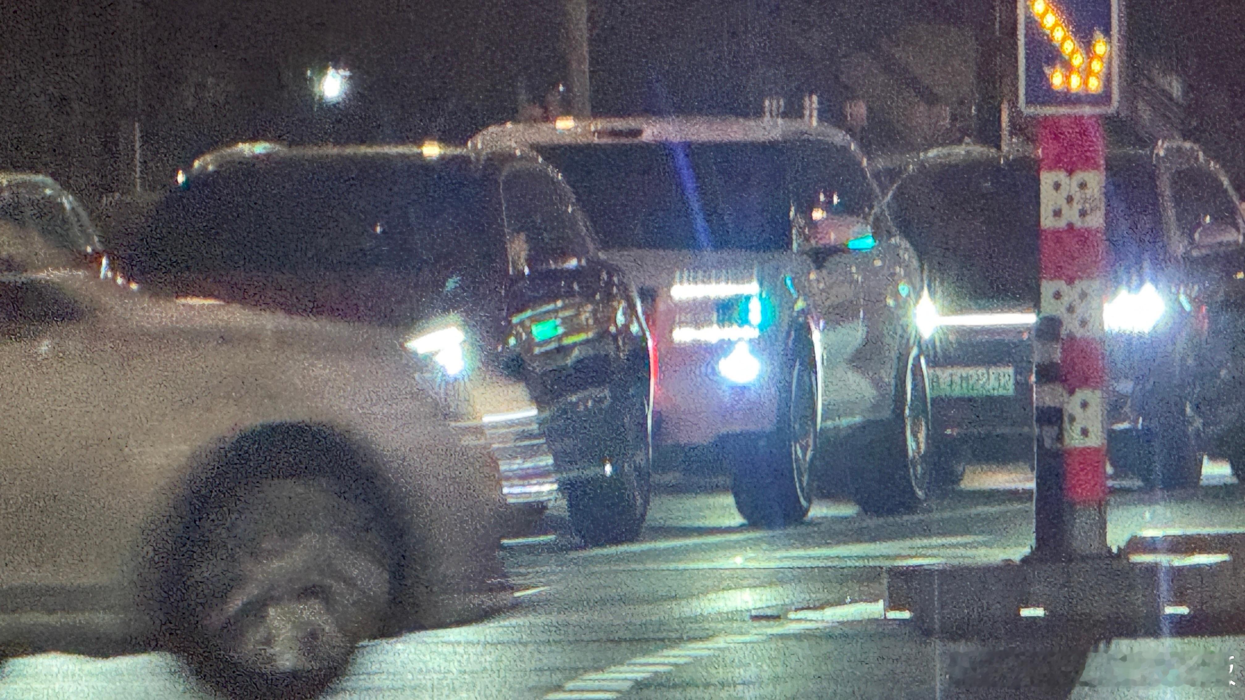 我在路上遇到过的人极氪9X大部分都开着小蓝灯，在等红绿灯的时候也保持亮起。这说明