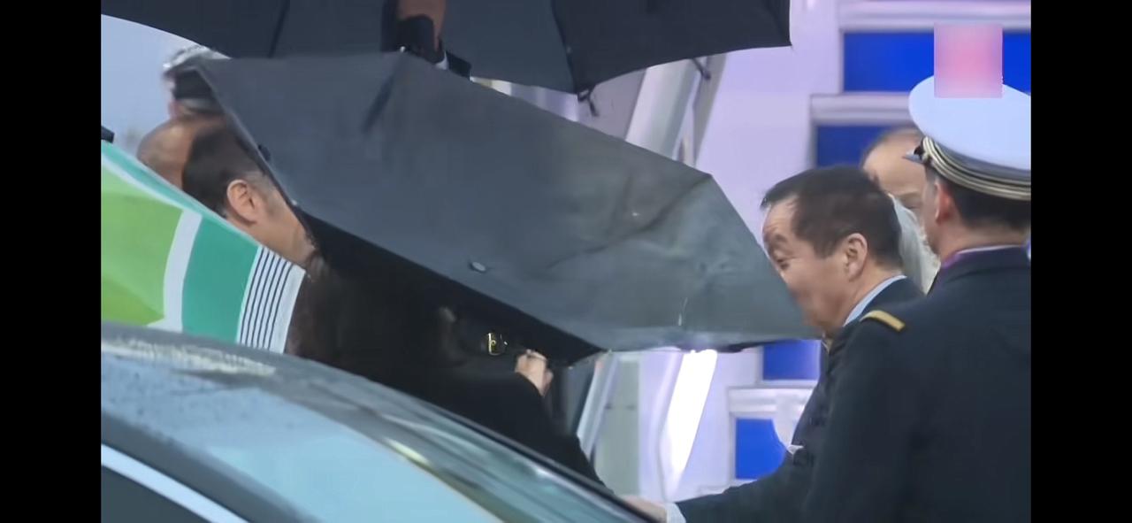 马克龙来了，在狂风暴雨中抵达日本，说白了，马克龙顶着狂风暴雨访日，日本却连红