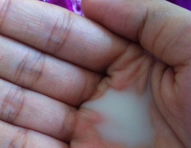 18岁女子还没有结婚, 就开始流母乳?