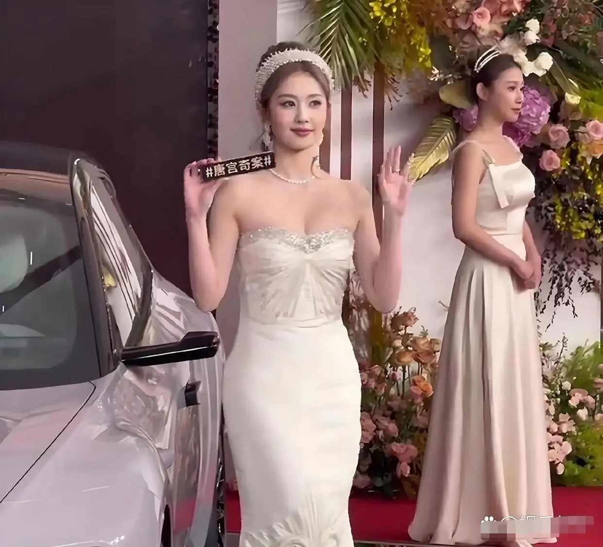 白鹿造型又翻车了，居然被身后的司仪小姐秒到了！