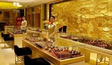 “胆大包天啊！”2024年，新疆乌鲁木齐，一金店员工利用职务之便，把店里的黄金首