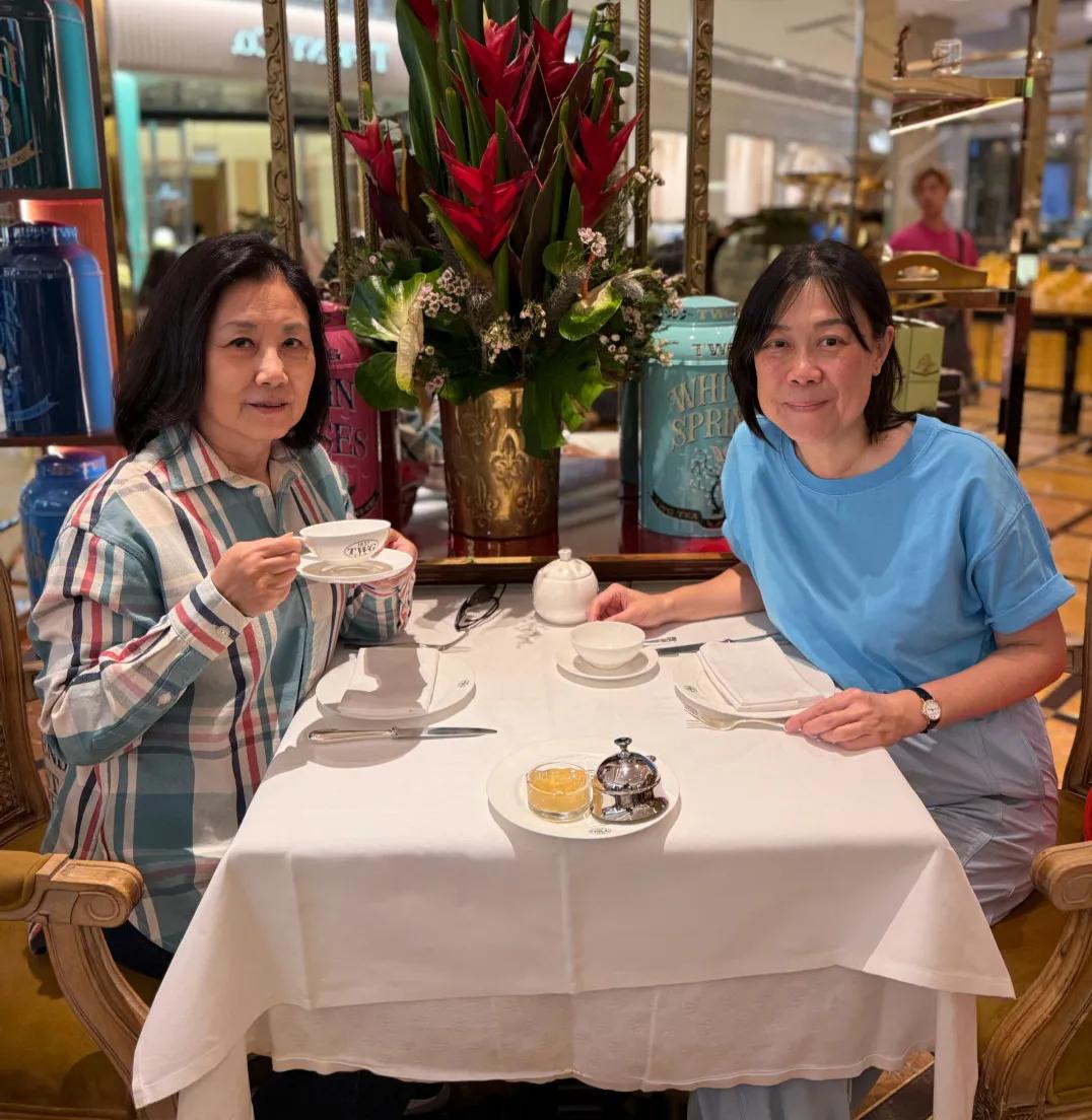 干女儿陪汪明荃到高档餐厅吃饭，无血缘关系仍孝顺，相识多年感情好！现年78岁的T
