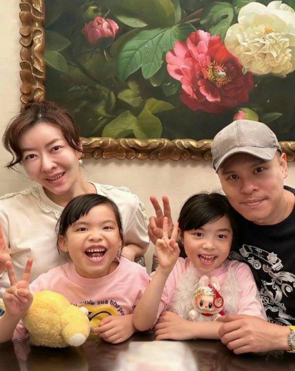 熊黛林的一对双胞胎，不得不说真的太像了​​​