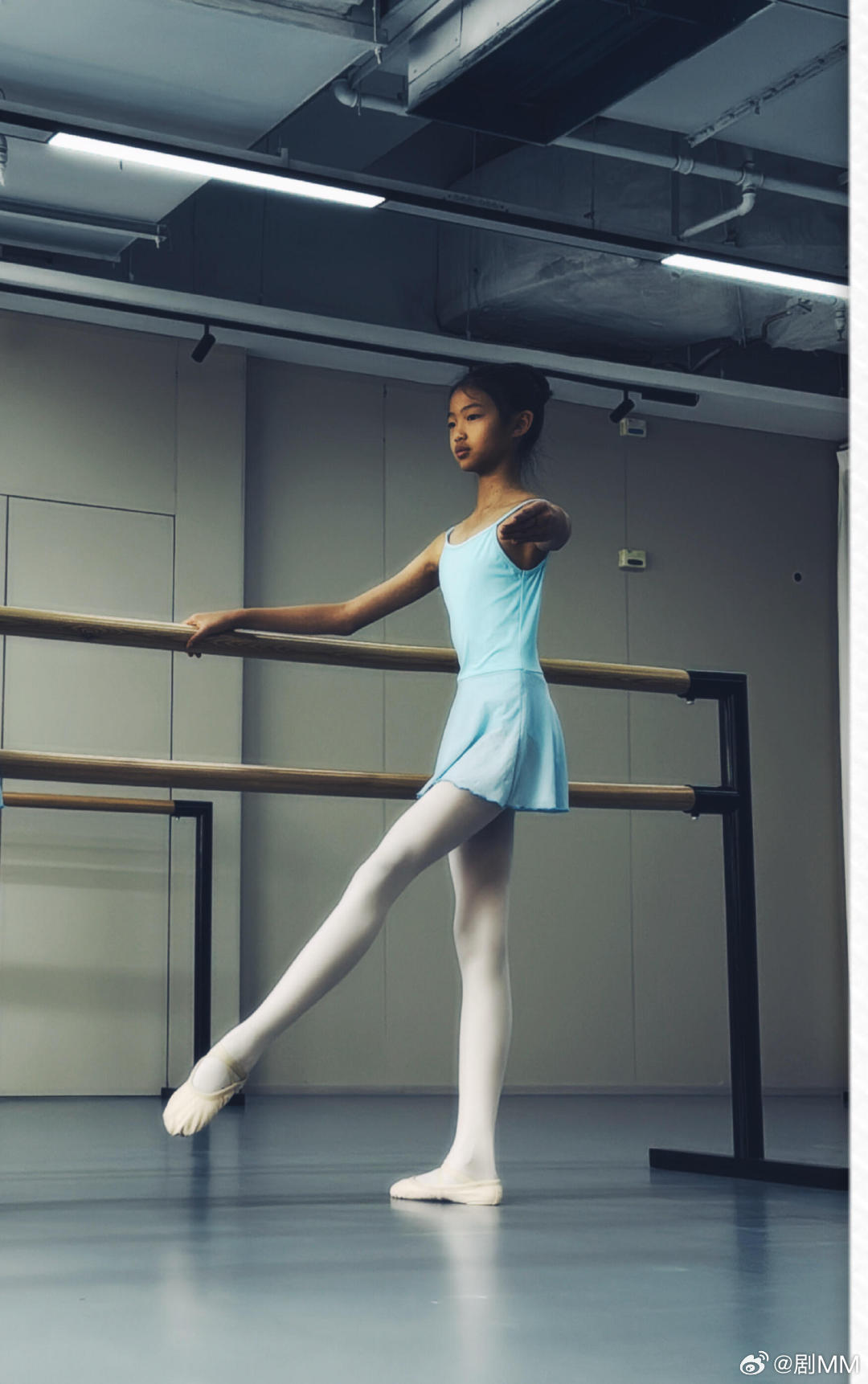 姚晨9岁女儿腿长姚晨9岁女儿身高姚晨9岁女儿身高，练芭蕾的时候身姿挺拔，气质优