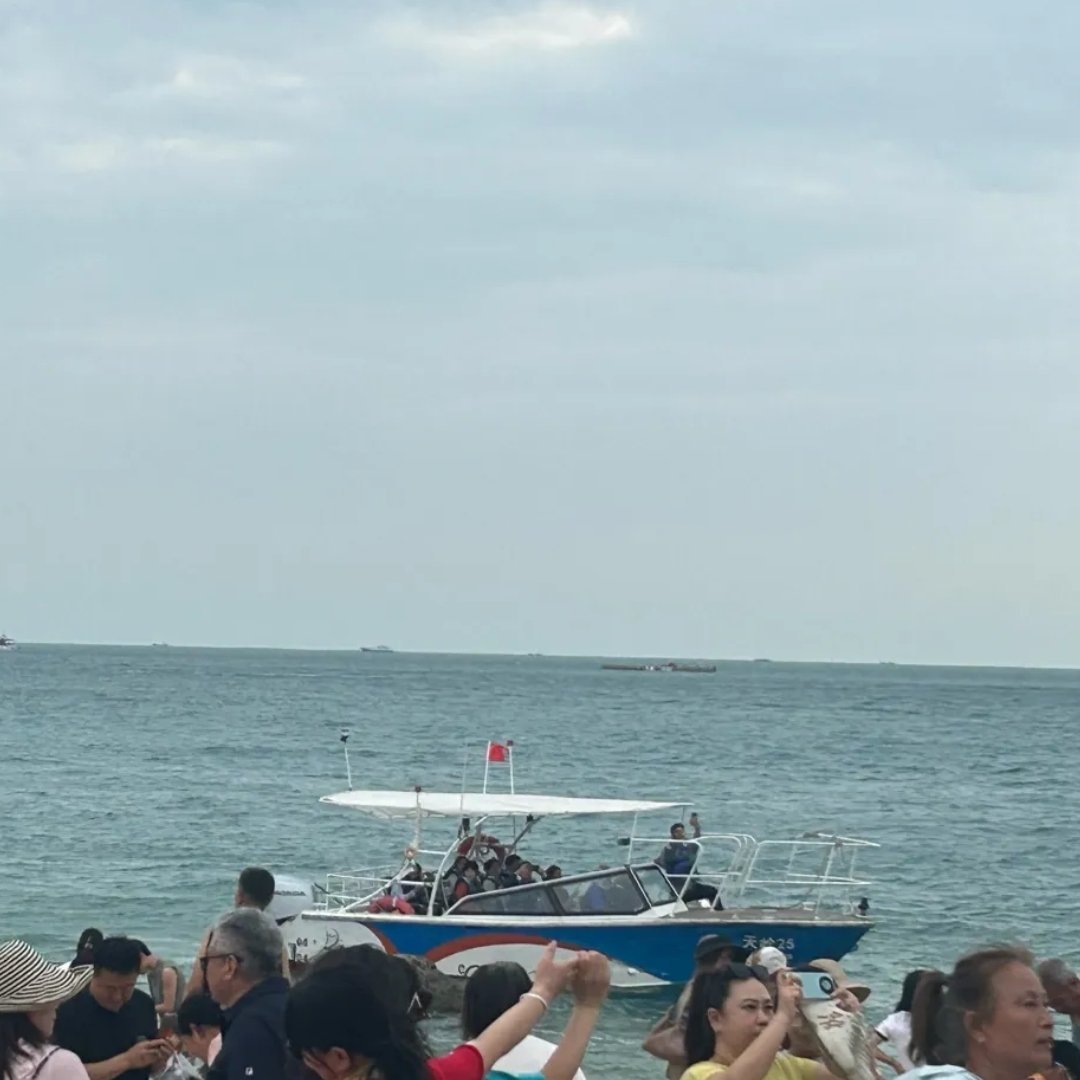 水还是很清澈，碧蓝的海，是太平洋的颜色总体来说，沙滩还是比较干净吧。不少小孩在玩